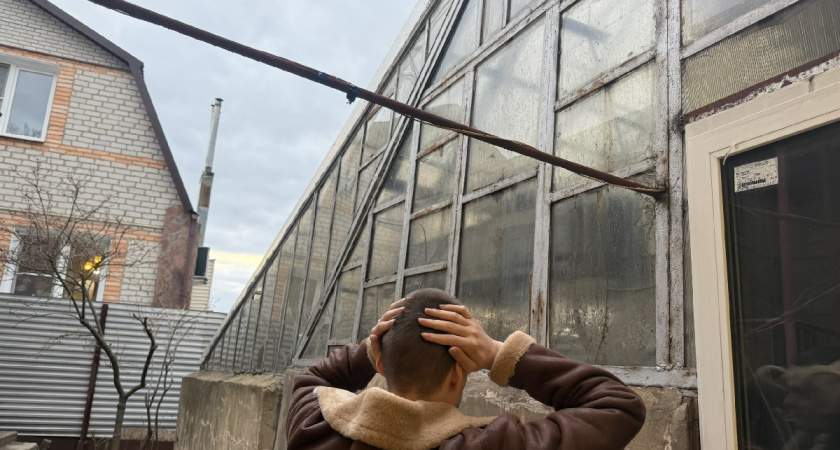 Теперь мигом убираю снег с теплицы: ставлю свечку на ночь - и сугроб сходит сам, а поликарбонат цел