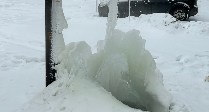 "Глыбы размером с человека, ходить нереально!": курганцы в ужасе от состояния улицы Кремлёва