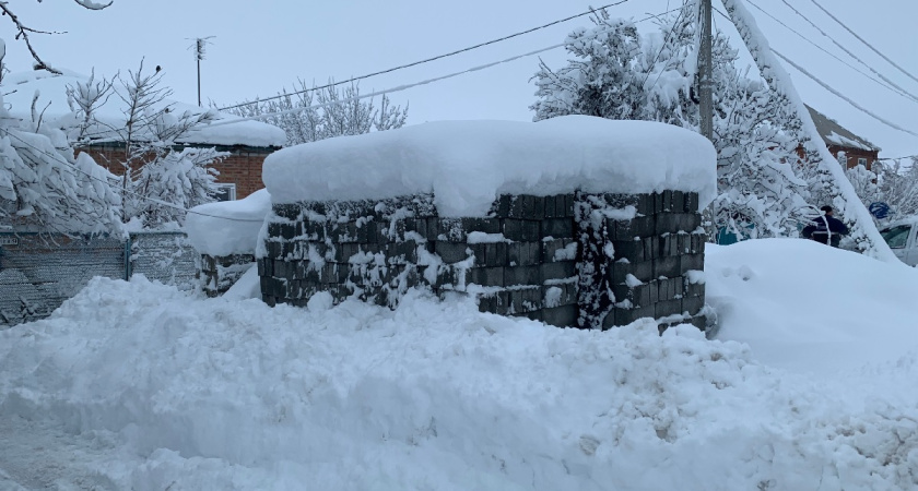 Хитрые хозяева давно не убирают снег лопатой - открыл для себя новые способы: эффективнее и быстрее 
