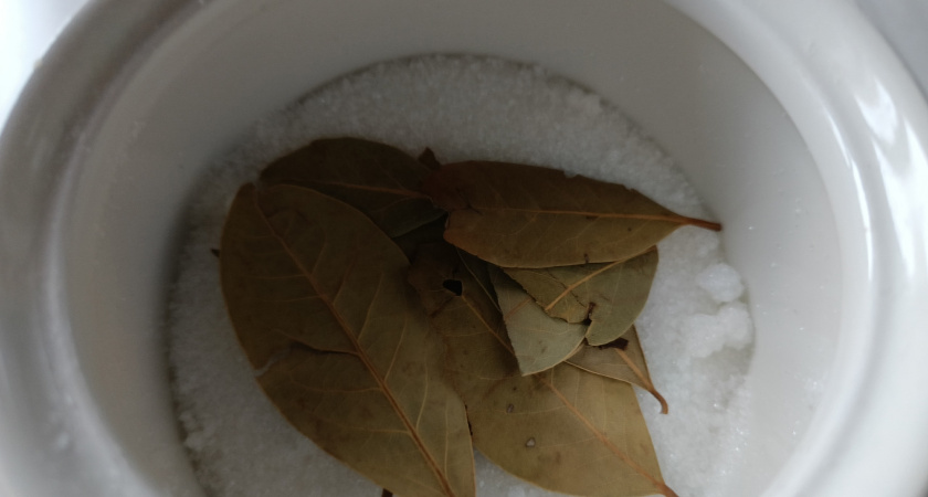 Зачем кидать лаврушку в банку с сахаром: полезная хитрость от советских хозяек - об этом до сих пор мало кто знает