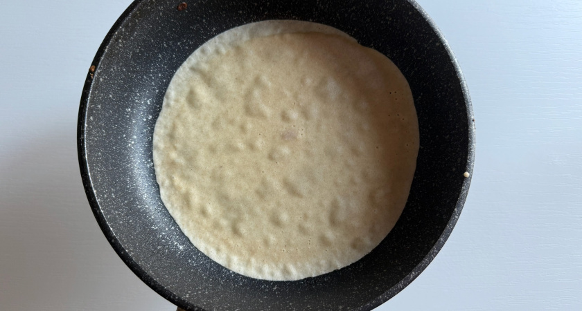 Африканские студенты в Кургане учились печь блины