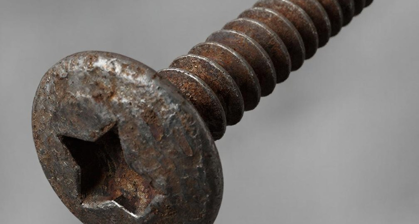 Капнул эту жидкость из аптечки - и через час "рыжий" саморез сверкает как новый: ржавчина ушла мигом 