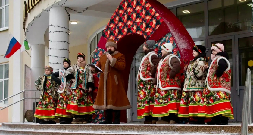 Гигантский кокошник появился в центре Кургане