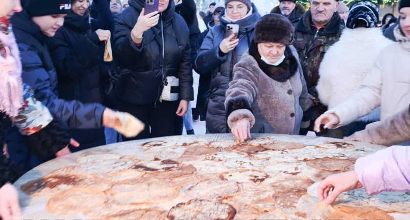 Вместо гигантского блина, угостили обычными изделиями: курганцев разочаровал главный подарок от администрации на Масленицу
