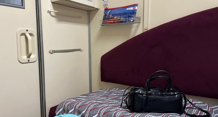 Вернулся в вагон после стоянки, а на моем месте - соседка сверху: эта поездка в поезде РЖД запомнилась на всю жизнь - честный взгляд из купе