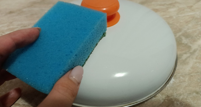 Подглядела у соседки, как использовать губку: теперь делаю также - секрет необычного применения 