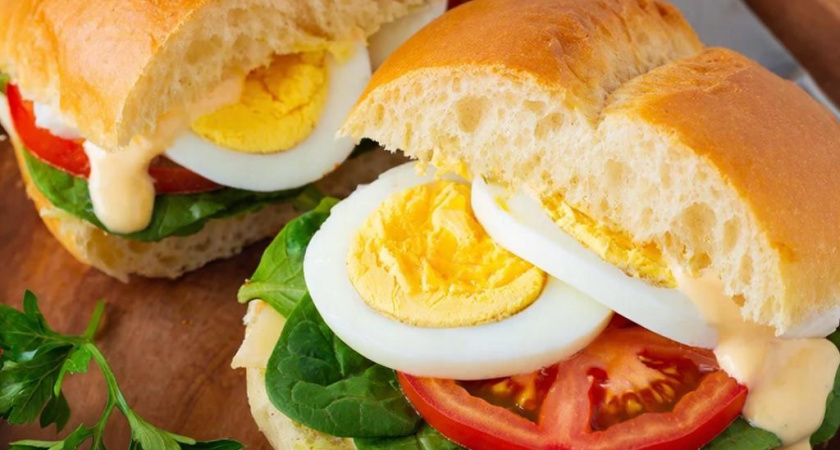 Салаты летят в топку: готовлю сэндвич яйцом - ресторанный завтрак на дому 