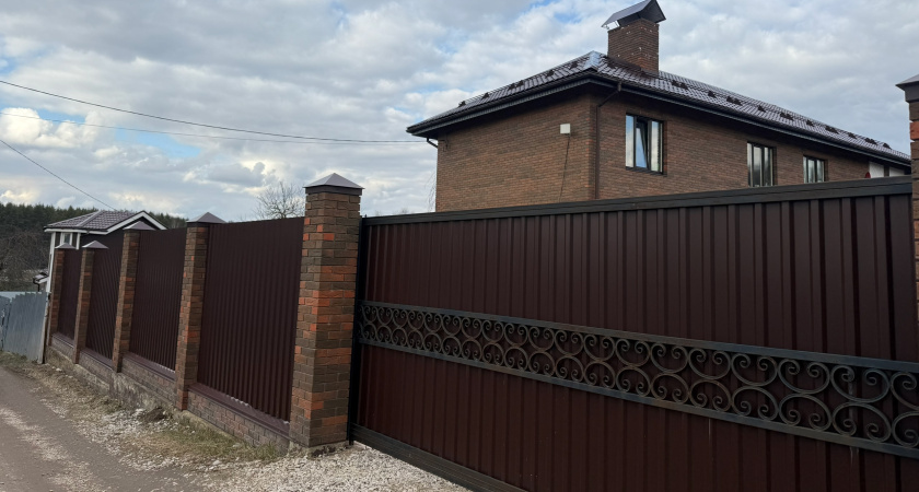 Установил забор из профлиста и через 2 года пожалел: он практичный, как новый, но дело в другом - что не учли при установке