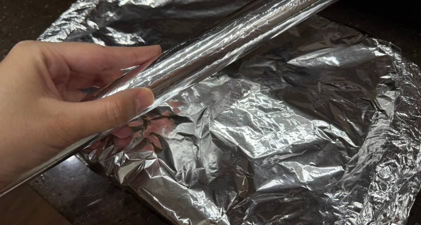 Блестящей стороной наверх или наружу: эксперты рассказали, как правильно заворачивать еду в фольгу