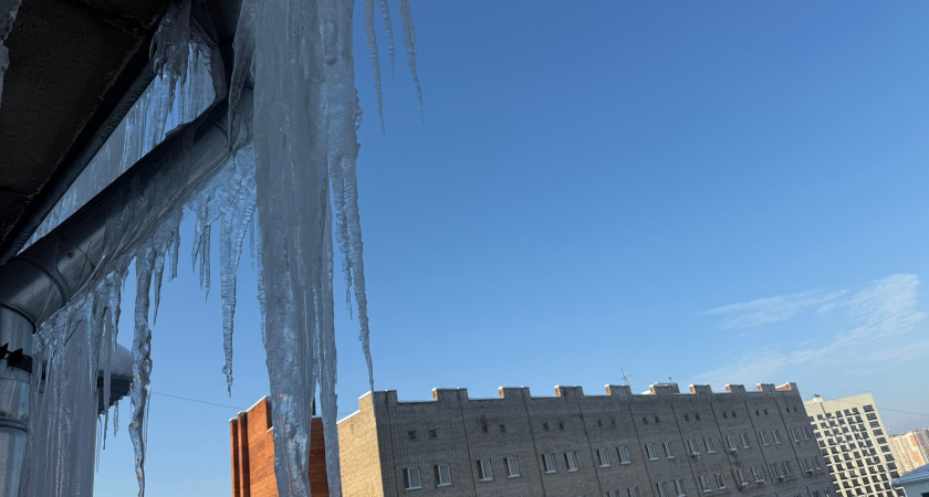 Власти Кургана поручили управкомпаниям лучше чистить дворы от наледи и сосулек