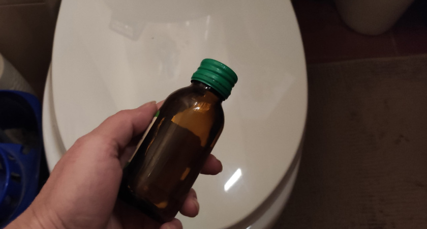 С сантехникой больше не мучаюсь: беру бутылку и 2 ложки аптечного раствора - унитаз со смесителями сияют как бриллиант