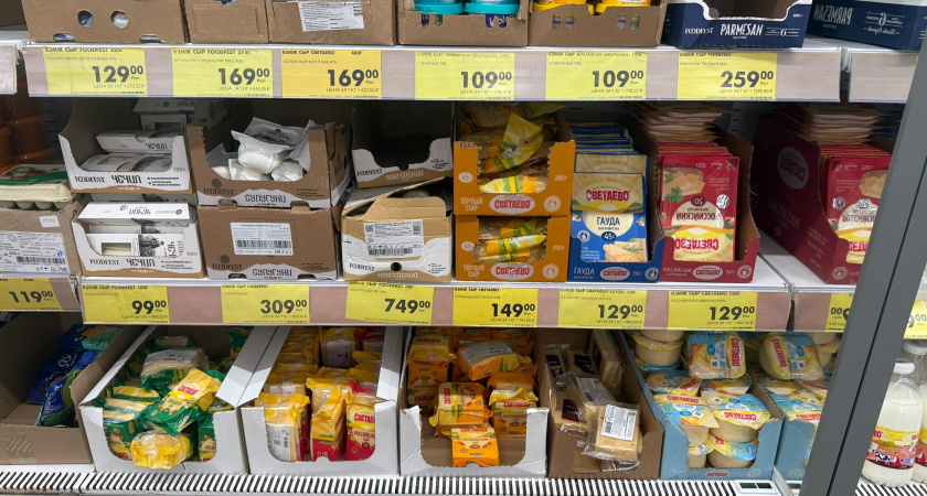 Решила распробовать сливочный сыр Русское ассорти из "Ленты": жаль не сразу поняла подвох - вот что купила под видом деликатеса