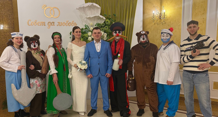 «Деревня дураков» поженилась: курганская пара сыграла свадьбу в стиле «Каламбура»