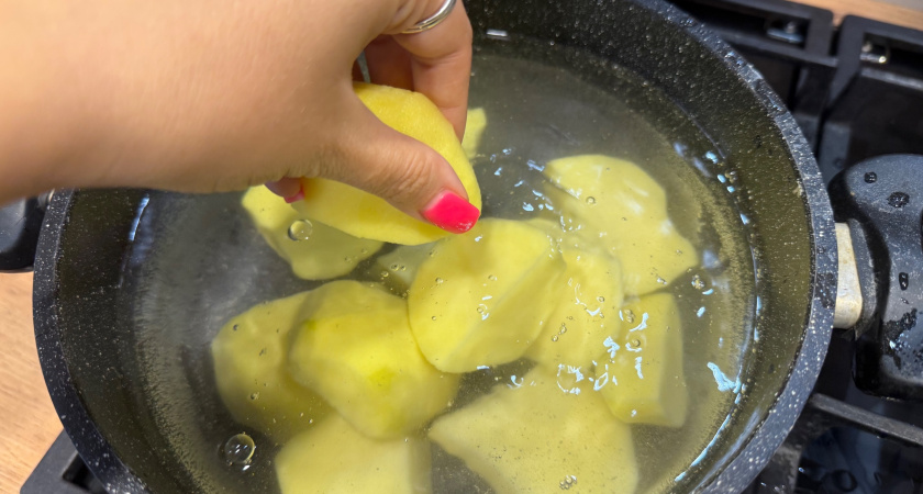 Воду из-под картошки теперь не выливаю: в хозяйстве ему нет равных - рассказываю, как использую