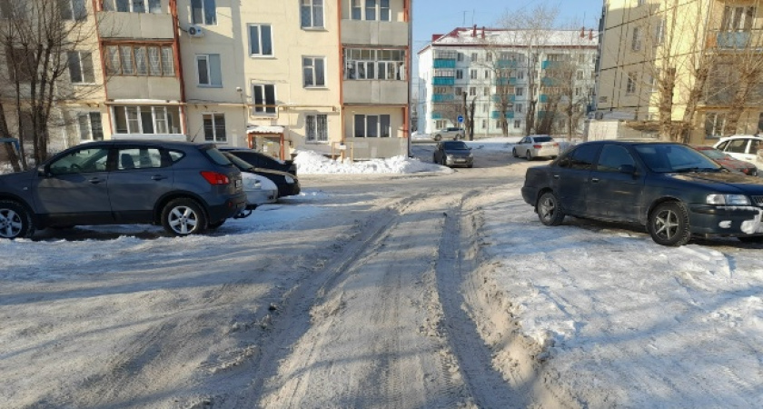 "Не убирают более 30 лет": курганцы пожаловались на самую запущенную дорогу в городе