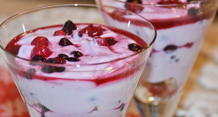 На завтрак удивляю домашних творожным Бламанже: взбиваю 3 простых ингредиента - нежнейший десерт из Франции у меня на столе