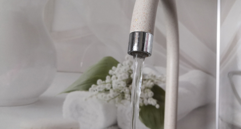 В Кургане прочищают устройства, благодаря которым в квартирах есть горячая вода