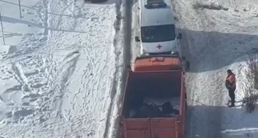 "Скорая" не смогла проехать из-за гигантском колеи в Заозёрном: вытаскивать пришлось КАМАЗом