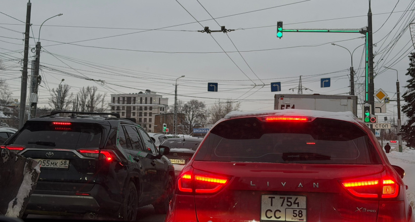 У школы №9 в Кургане с 2 марта запретят парковку