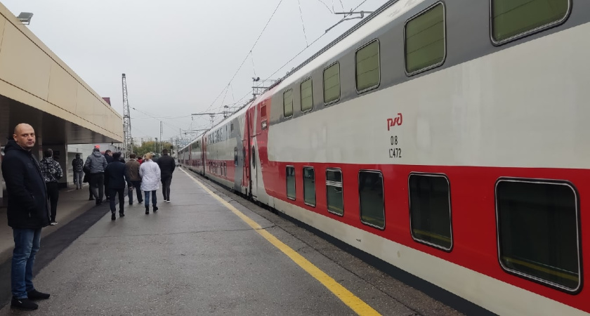 Мужчина с багажом сел в двухэтажный поезд: его попросили доплатить - проводница объяснила как действуют новые правила РЖД