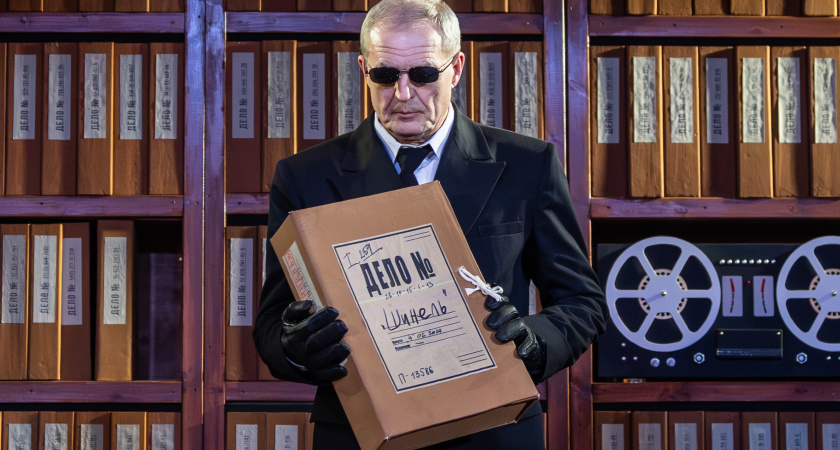 В Курганском театре драмы показали легендарную "Шинель" Гоголя в новой трактовке