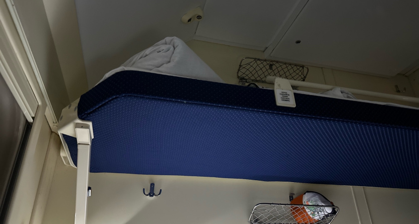 «Я купила нижнюю полку, а вы лежите наверху, раз такие бедные» – пассажирка жестко осадила попутчика сверху: всё решили новые правила РЖД