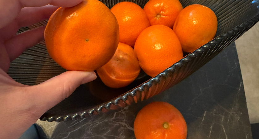 Профессор рассказал, как правильно есть мандарины: не выбрасывайте полезное в мусорку