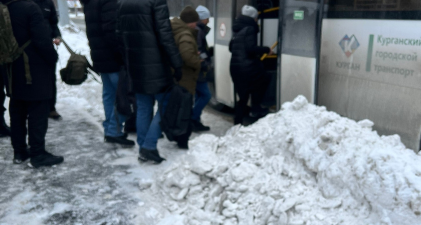 "Стало только хуже!": курганцы в шоке от уборки тротуаров и остановок на улице Карбышева