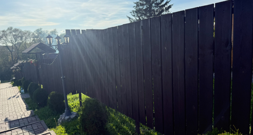 Снесли трухлявый забор и поставили новый, "с иголочки": вот какой материал превзошел все ожидания - честные расчеты