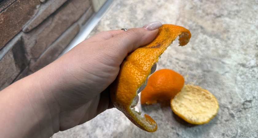 Грею масло для жарки и бросаю апельсиновые корки: кож рук стала как бархат - результат моментальный