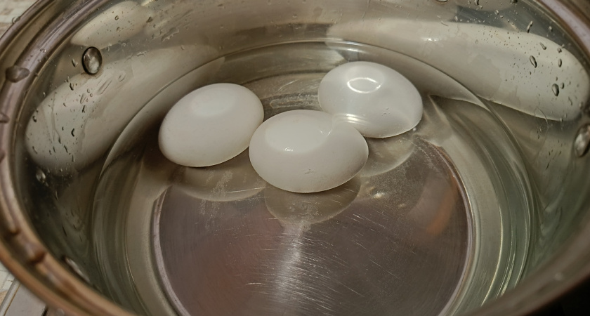 Не выливайте воду после варки яиц: незаменима в быту - удивитесь, когда увидите результат