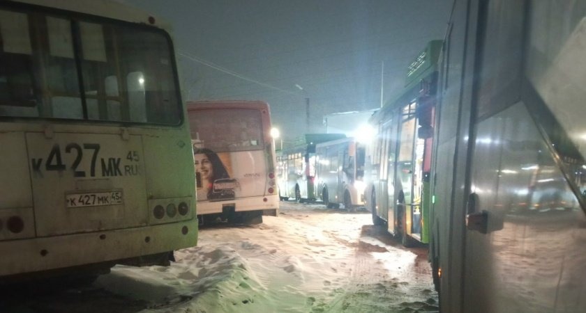 "Ложимся в 2, а в 3:30 уже встаём!": водитель автобуса из Кургана пожаловался на условия труда