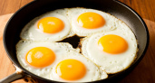 Не сало и не масло: на чём всегда жарят яичницу опытные хозяйки — запомните раз и на всю жизнь