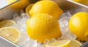 Не только в чай: умные хозяйки всегда замораживают лимоны и радуются своему трюку — намного вкуснее и полезнее свежих