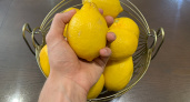 Не только в чай: умные домохозяйки всегда кладут в морозилку лимоны и радуются своей хитрости — намного вкуснее и полезнее свежих