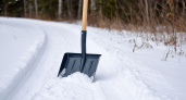 Чем смазать снеговую лопату, чтобы к ней не прилипал снег: рабочий зимний лайфхак