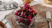 Подсели всей семьей на эту вкуснятину: простая закуска из свеклы, которую мы готовим тоннами — идеально, если устали от салатов с майонезами