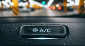 Почему нужно включать кондиционер в машине зимой: простой трюк на парковке спасет систему от дорогого ремонта