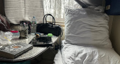 Мужчина с гипсом и костылями полез на верхнюю полку: ужаснулась от увиденного в ночном поезде