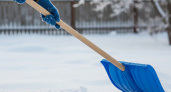 Как легко и быстро почистить дорожку от снега лопатой: муж научил хитрому способу — и не надо ворочать тяжёлые кучи