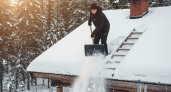 Как безопасно очистить крышу от снега: 5 рабочих способов для частного дома — от простого к сложному