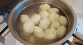 При варке пельменей всегда бухаю стакан ледяной воды в кастрюлю: вкус объедение и весь сок - внутри: физика против кухонных суеверий