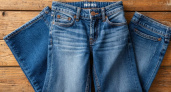 Носить их больше не модно: какие джинсы стоит выбросить - особенно после 50