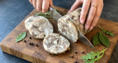 Вместо "химозной" магазинной колбасы — сочный зельц из курицы и субпродуктов в бутылке: здоровый завтрак без желатина и хлопот