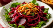Лёгкий и сытный салат из одной свеклы и жареного лука: подходит на праздник, и просто на обед
