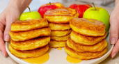 Для хорошего настроения пеку на завтрак яблочные оладушки: простой замес 2 ингредиентов - и солнечное блюдо на столе