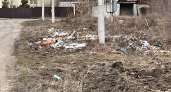 Дорога в одном из курганских СНТ утопает в мусоре: жители просят о помощи