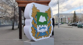 В Кургане установили стелы с символикой Зауралья возле Троицкой площади