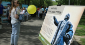 В честь 81 годовщины Победы в парках Кургана звучит вальс, а дети исследуют военную технику