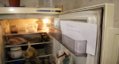 Вставила лист бумаги в дверцу: теперь холодильник работает дольше, а продукты не портятся — подсказка опытного мастера